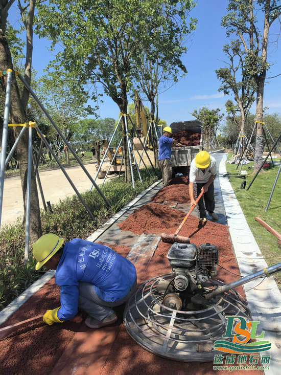 廣州南沙區濱海公園防洪堤升級改造透水混凝土路面施工中！